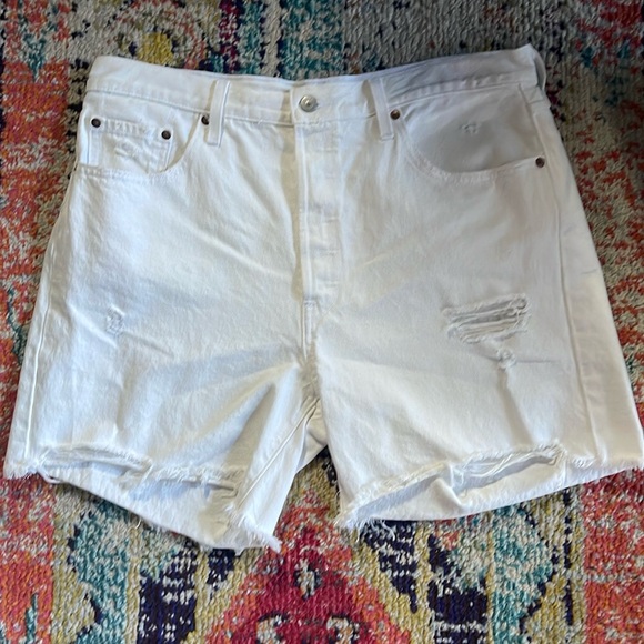Levi’s white denim distressed shorts size 34 🥥💟🥥 - Picture 1 of 5